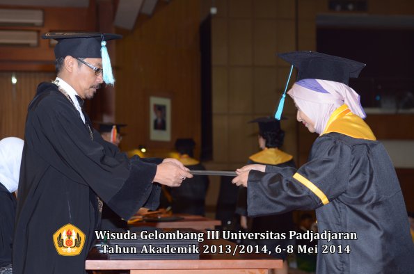 wisuda-unpad-gel-iii-ta-2013_2014-fakultas-ilmu-budaya-oleh-dekan-ilalang-foto-072