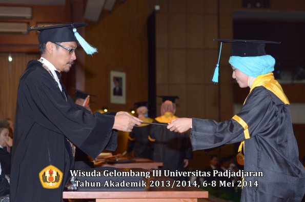 wisuda-unpad-gel-iii-ta-2013_2014-fakultas-ilmu-budaya-oleh-dekan-ilalang-foto-116