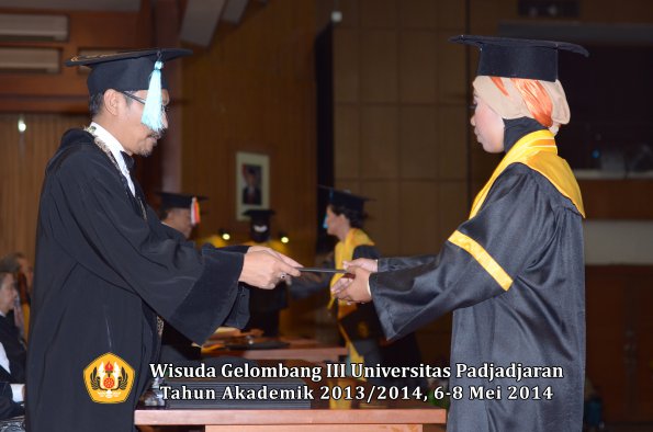 wisuda-unpad-gel-iii-ta-2013_2014-fakultas-ilmu-budaya-oleh-dekan-ilalang-foto-121