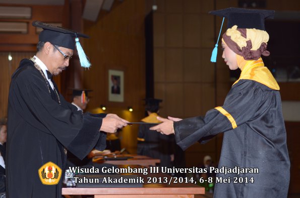 wisuda-unpad-gel-iii-ta-2013_2014-fakultas-ilmu-budaya-oleh-dekan-ilalang-foto-124