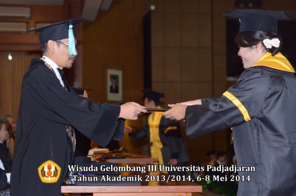 wisuda-unpad-gel-iii-ta-2013_2014-fakultas-ilmu-budaya-oleh-dekan-ilalang-foto-127