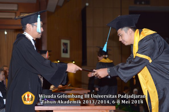 wisuda-unpad-gel-iii-ta-2013_2014-fakultas-ilmu-budaya-oleh-dekan-ilalang-foto-128