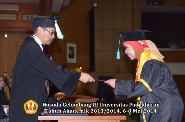 wisuda-unpad-gel-iii-ta-2013_2014-fakultas-ilmu-budaya-oleh-dekan-ilalang-foto-129