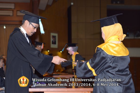 wisuda-unpad-gel-iii-ta-2013_2014-fakultas-ilmu-budaya-oleh-dekan-ilalang-foto-133