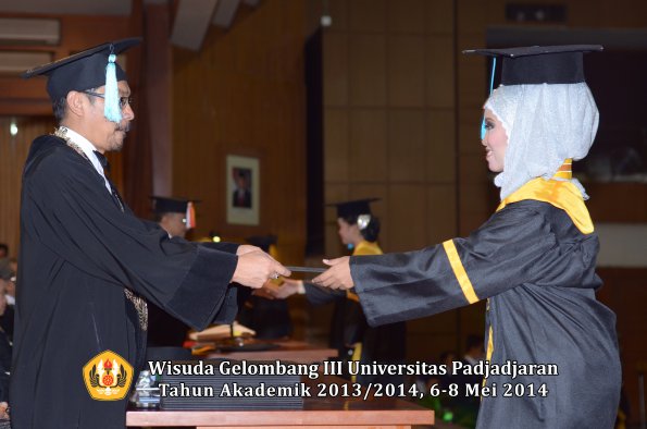 wisuda-unpad-gel-iii-ta-2013_2014-fakultas-ilmu-budaya-oleh-dekan-ilalang-foto-159