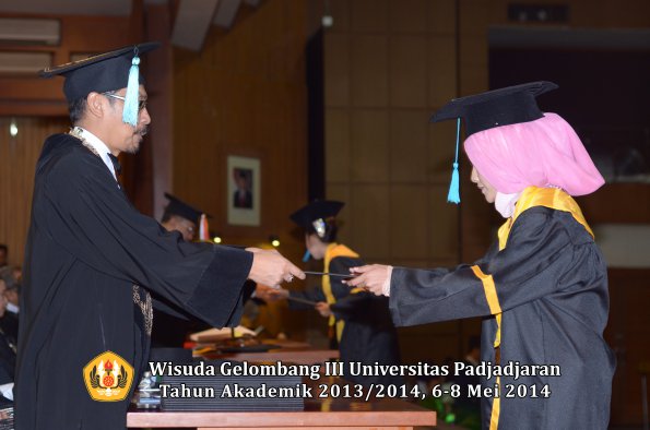 wisuda-unpad-gel-iii-ta-2013_2014-fakultas-ilmu-budaya-oleh-dekan-ilalang-foto-162