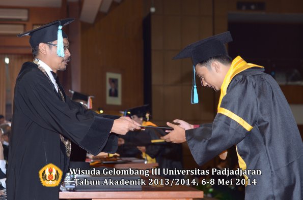 wisuda-unpad-gel-iii-ta-2013_2014-fakultas-ilmu-budaya-oleh-dekan-ilalang-foto-165