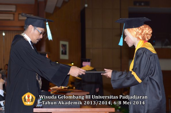 wisuda-unpad-gel-iii-ta-2013_2014-fakultas-ilmu-budaya-oleh-dekan-ilalang-foto-167