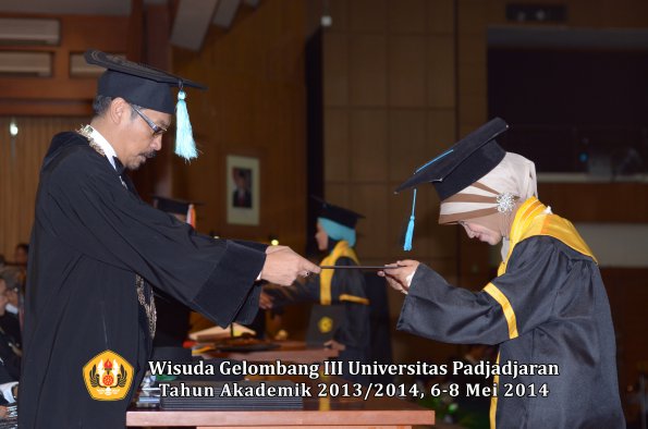 wisuda-unpad-gel-iii-ta-2013_2014-fakultas-ilmu-budaya-oleh-dekan-ilalang-foto-169