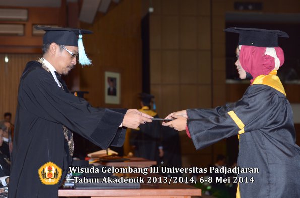 wisuda-unpad-gel-iii-ta-2013_2014-fakultas-ilmu-budaya-oleh-dekan-ilalang-foto-171