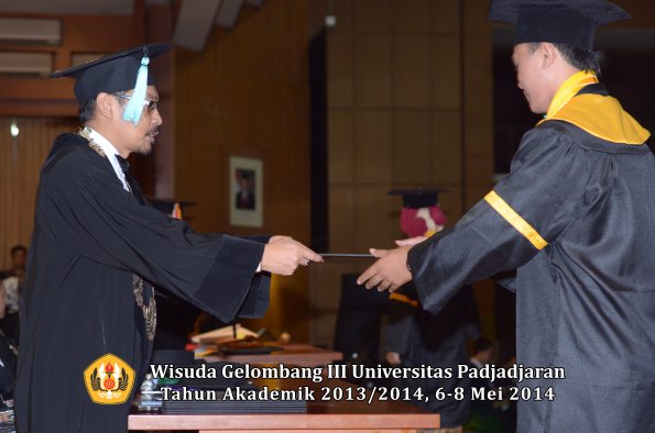 wisuda-unpad-gel-iii-ta-2013_2014-fakultas-ilmu-budaya-oleh-dekan-ilalang-foto-172