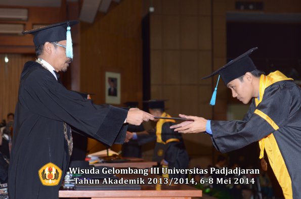 wisuda-unpad-gel-iii-ta-2013_2014-fakultas-ilmu-budaya-oleh-dekan-ilalang-foto-175