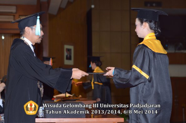 wisuda-unpad-gel-iii-ta-2013_2014-fakultas-ilmu-budaya-oleh-dekan-ilalang-foto-181