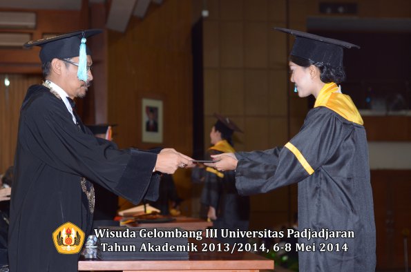 wisuda-unpad-gel-iii-ta-2013_2014-fakultas-ilmu-budaya-oleh-dekan-ilalang-foto-183