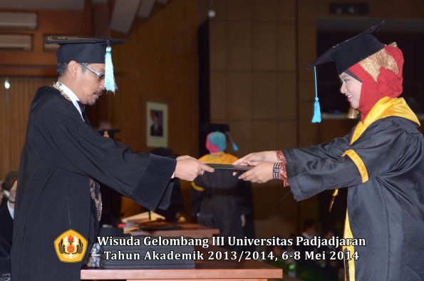 wisuda-unpad-gel-iii-ta-2013_2014-fakultas-ilmu-budaya-oleh-dekan-ilalang-foto-185