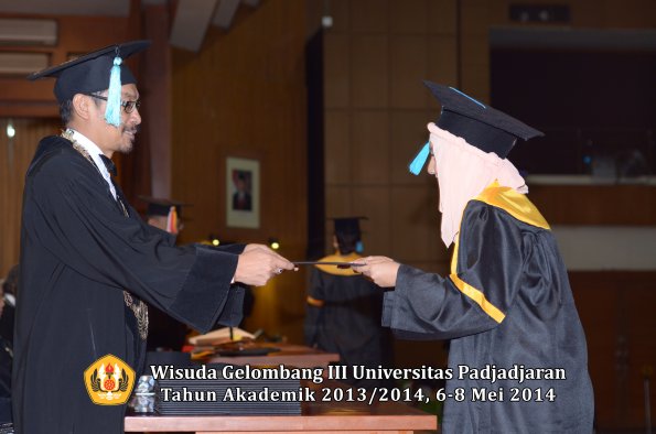 wisuda-unpad-gel-iii-ta-2013_2014-fakultas-ilmu-budaya-oleh-dekan-ilalang-foto-187