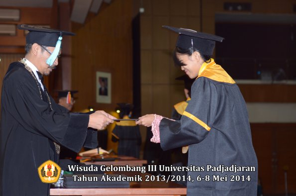 wisuda-unpad-gel-iii-ta-2013_2014-fakultas-ilmu-budaya-oleh-dekan-ilalang-foto-193