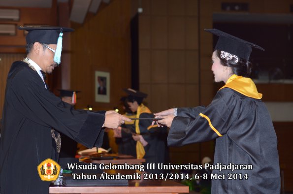 wisuda-unpad-gel-iii-ta-2013_2014-fakultas-ilmu-budaya-oleh-dekan-ilalang-foto-194