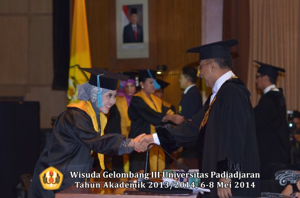 wisuda-unpad-gel-iii-ta-2013_2014-fakultas-ilmu-budaya-oleh-rektor-ilalang-foto-001