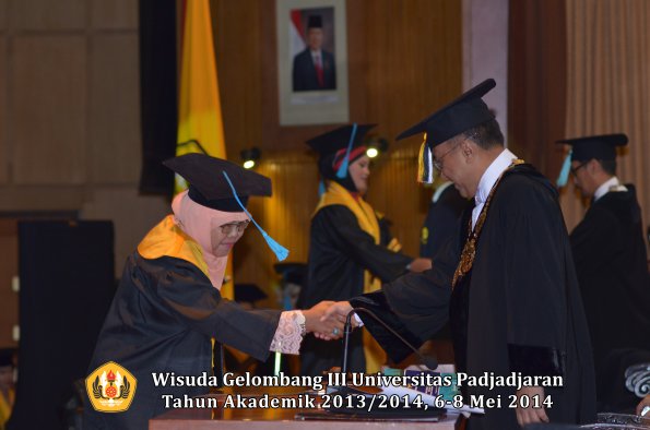 wisuda-unpad-gel-iii-ta-2013_2014-fakultas-ilmu-budaya-oleh-rektor-ilalang-foto-005