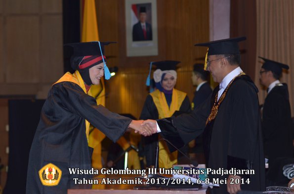 wisuda-unpad-gel-iii-ta-2013_2014-fakultas-ilmu-budaya-oleh-rektor-ilalang-foto-006