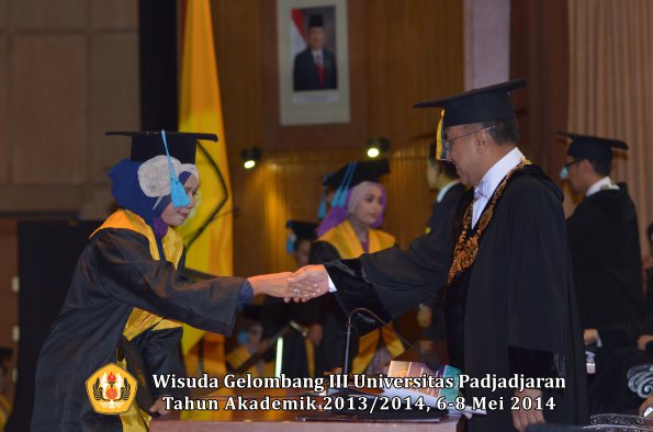 wisuda-unpad-gel-iii-ta-2013_2014-fakultas-ilmu-budaya-oleh-rektor-ilalang-foto-007