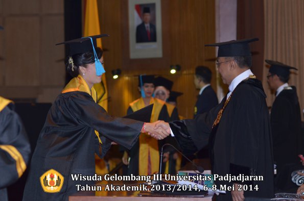 wisuda-unpad-gel-iii-ta-2013_2014-fakultas-ilmu-budaya-oleh-rektor-ilalang-foto-012