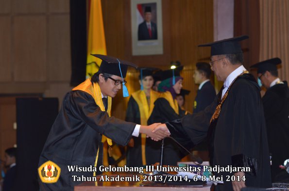 wisuda-unpad-gel-iii-ta-2013_2014-fakultas-ilmu-budaya-oleh-rektor-ilalang-foto-021