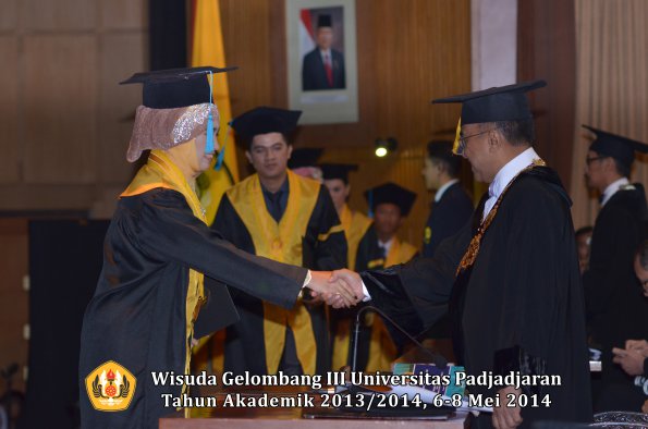 wisuda-unpad-gel-iii-ta-2013_2014-fakultas-ilmu-budaya-oleh-rektor-ilalang-foto-026