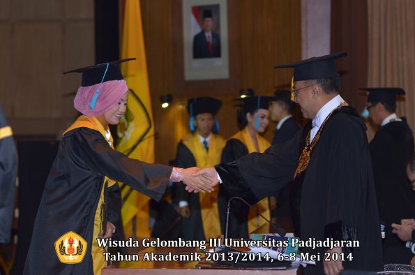 wisuda-unpad-gel-iii-ta-2013_2014-fakultas-ilmu-budaya-oleh-rektor-ilalang-foto-028