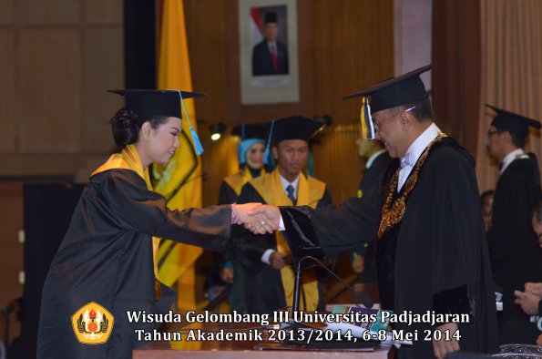 wisuda-unpad-gel-iii-ta-2013_2014-fakultas-ilmu-budaya-oleh-rektor-ilalang-foto-029