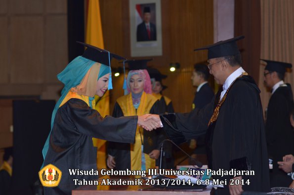 wisuda-unpad-gel-iii-ta-2013_2014-fakultas-ilmu-budaya-oleh-rektor-ilalang-foto-032