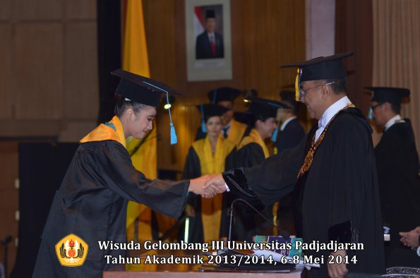 wisuda-unpad-gel-iii-ta-2013_2014-fakultas-ilmu-budaya-oleh-rektor-ilalang-foto-036