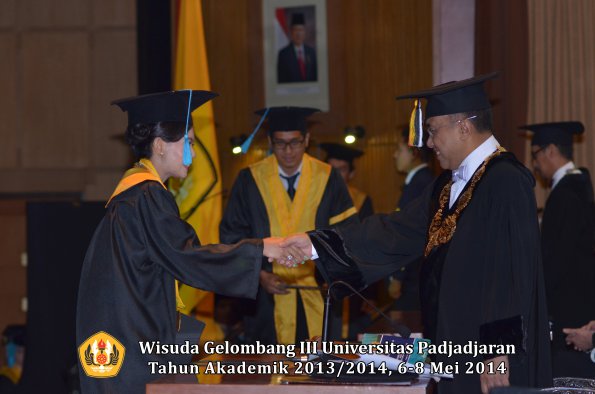 wisuda-unpad-gel-iii-ta-2013_2014-fakultas-ilmu-budaya-oleh-rektor-ilalang-foto-038