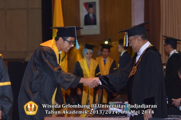 wisuda-unpad-gel-iii-ta-2013_2014-fakultas-ilmu-budaya-oleh-rektor-ilalang-foto-039