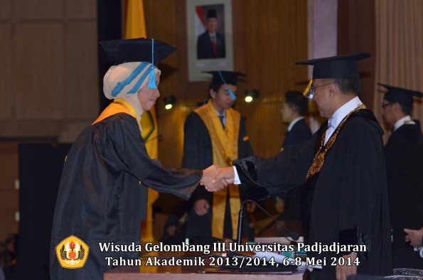 wisuda-unpad-gel-iii-ta-2013_2014-fakultas-ilmu-budaya-oleh-rektor-ilalang-foto-040