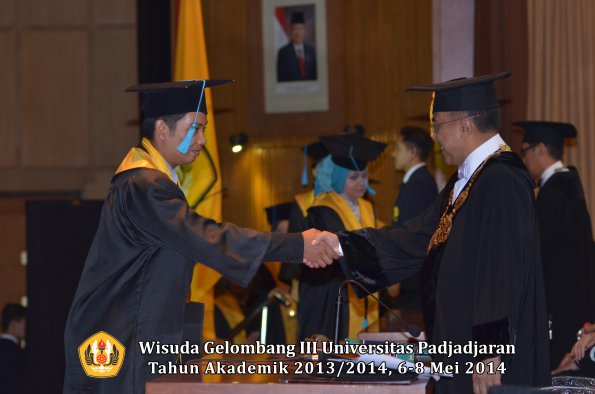 wisuda-unpad-gel-iii-ta-2013_2014-fakultas-ilmu-budaya-oleh-rektor-ilalang-foto-045