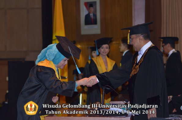 wisuda-unpad-gel-iii-ta-2013_2014-fakultas-ilmu-budaya-oleh-rektor-ilalang-foto-046