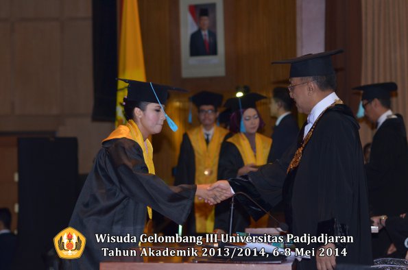 wisuda-unpad-gel-iii-ta-2013_2014-fakultas-ilmu-budaya-oleh-rektor-ilalang-foto-048
