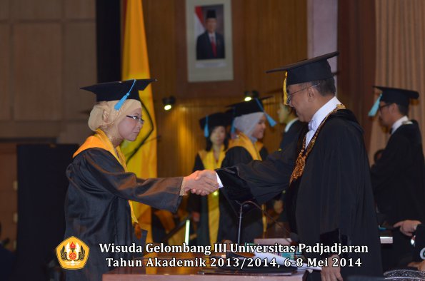 wisuda-unpad-gel-iii-ta-2013_2014-fakultas-ilmu-budaya-oleh-rektor-ilalang-foto-055