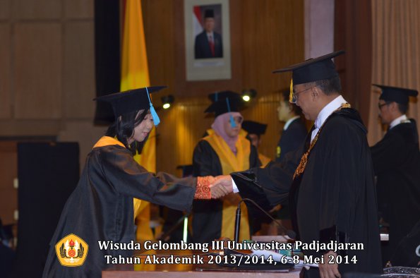 wisuda-unpad-gel-iii-ta-2013_2014-fakultas-ilmu-budaya-oleh-rektor-ilalang-foto-057