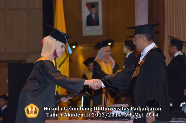 wisuda-unpad-gel-iii-ta-2013_2014-fakultas-ilmu-budaya-oleh-rektor-ilalang-foto-075