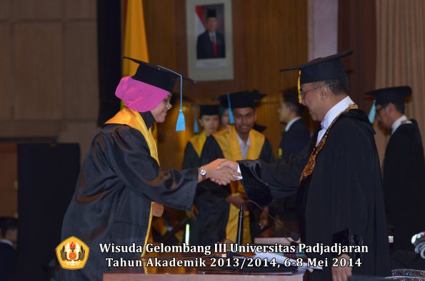 wisuda-unpad-gel-iii-ta-2013_2014-fakultas-ilmu-budaya-oleh-rektor-ilalang-foto-082