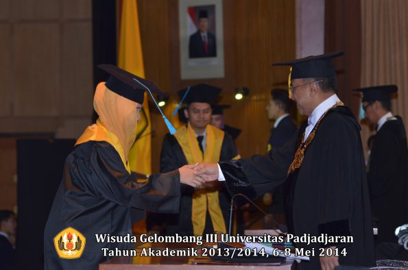 wisuda-unpad-gel-iii-ta-2013_2014-fakultas-ilmu-budaya-oleh-rektor-ilalang-foto-104