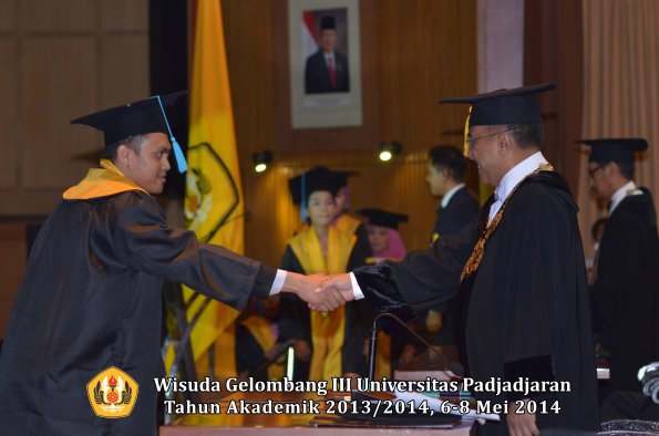 wisuda-unpad-gel-iii-ta-2013_2014-fakultas-ilmu-budaya-oleh-rektor-ilalang-foto-105