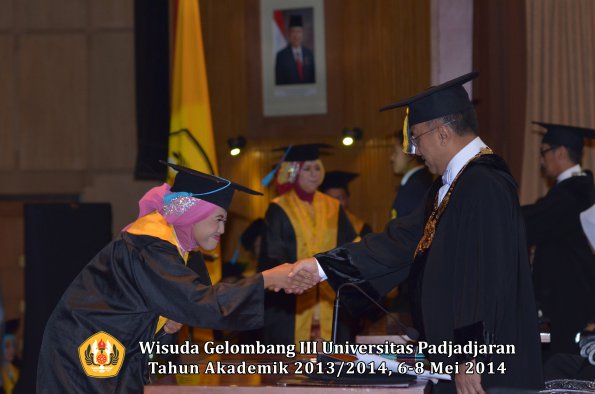 wisuda-unpad-gel-iii-ta-2013_2014-fakultas-ilmu-budaya-oleh-rektor-ilalang-foto-108