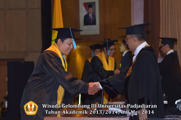 wisuda-unpad-gel-iii-ta-2013_2014-fakultas-ilmu-budaya-oleh-rektor-ilalang-foto-111