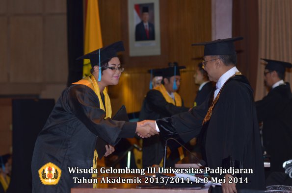 wisuda-unpad-gel-iii-ta-2013_2014-fakultas-ilmu-budaya-oleh-rektor-ilalang-foto-112