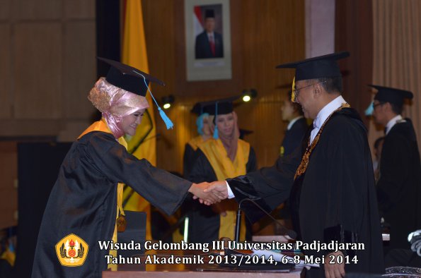 wisuda-unpad-gel-iii-ta-2013_2014-fakultas-ilmu-budaya-oleh-rektor-ilalang-foto-114