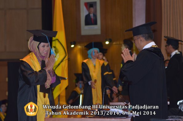 wisuda-unpad-gel-iii-ta-2013_2014-fakultas-ilmu-budaya-oleh-rektor-ilalang-foto-115